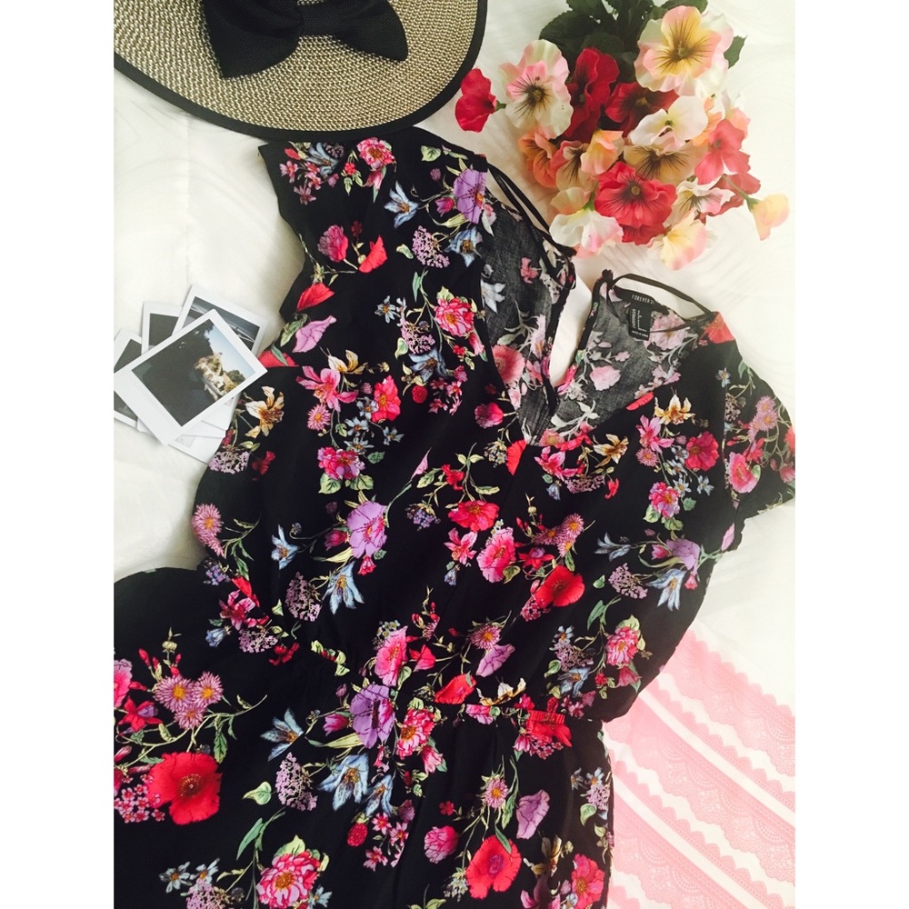 ⚫️ Forever 21 Romper - Vibrant Flowers ⚪️